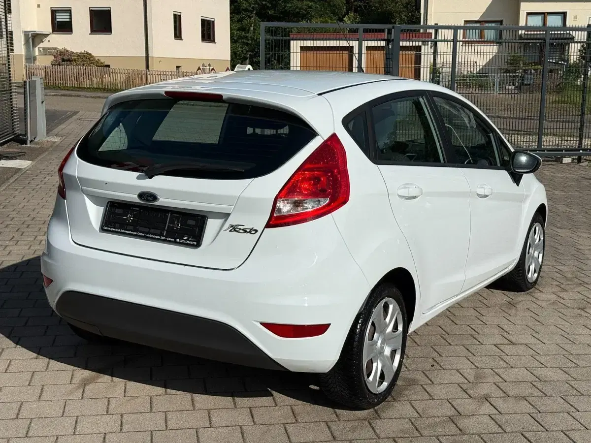 Gebraucht Ford Fiesta Trend 60 PS (44 kW) 2012 Weiß Kleinwagen