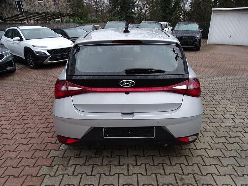 Gebraucht Hyundai i20 Trend 101 PS (74 kW) 2022 Silber Limousine
