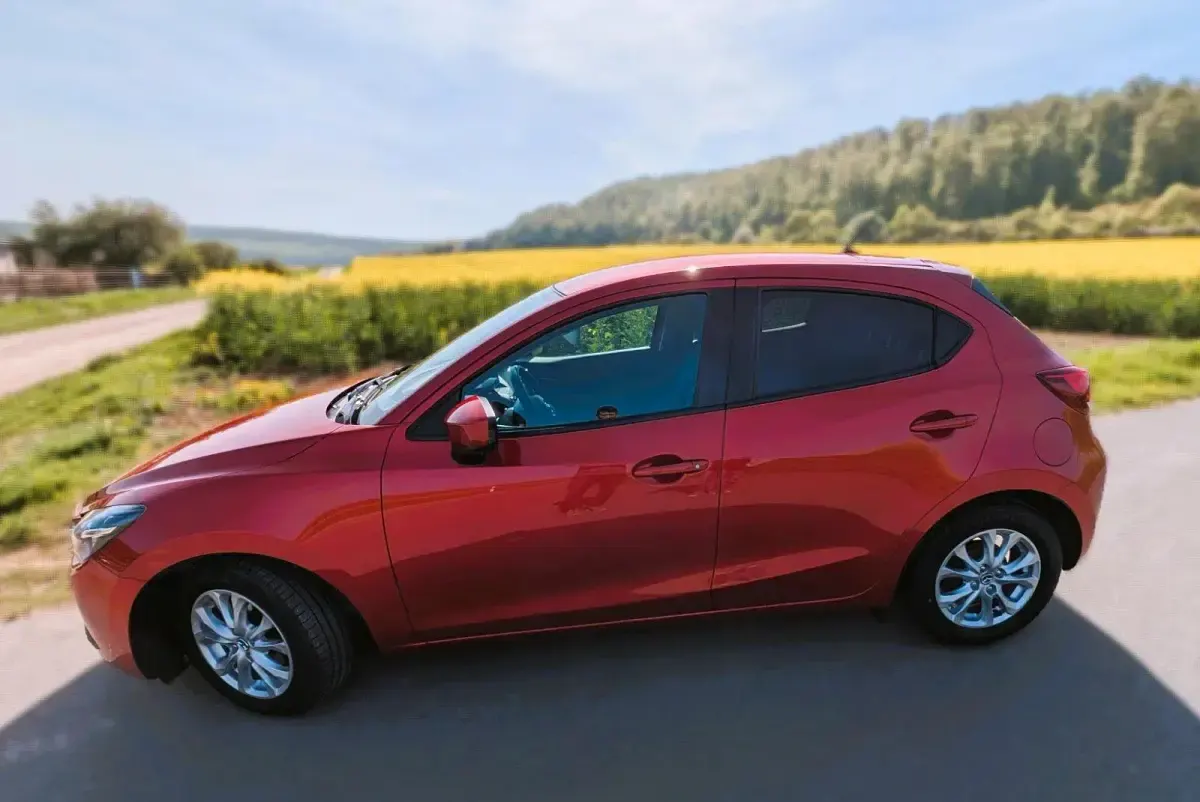 Gebraucht Mazda 2 75 PS (55 kW) 2016 Rot Kleinwagen