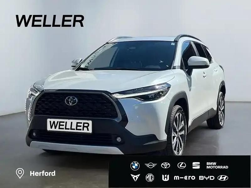 Weiss Gebraucht 2024 Toyota Corolla Cross Team SUV | 32.990 € - Bild 1/3
