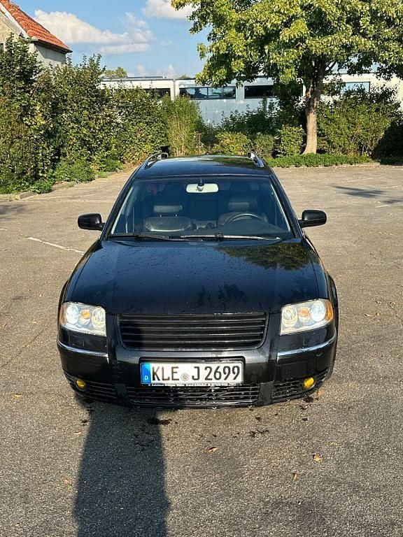 Schwarz Gebraucht 2003 VW Passat Highline Kombi | 800 € (Superpreis) - Bild 1/4