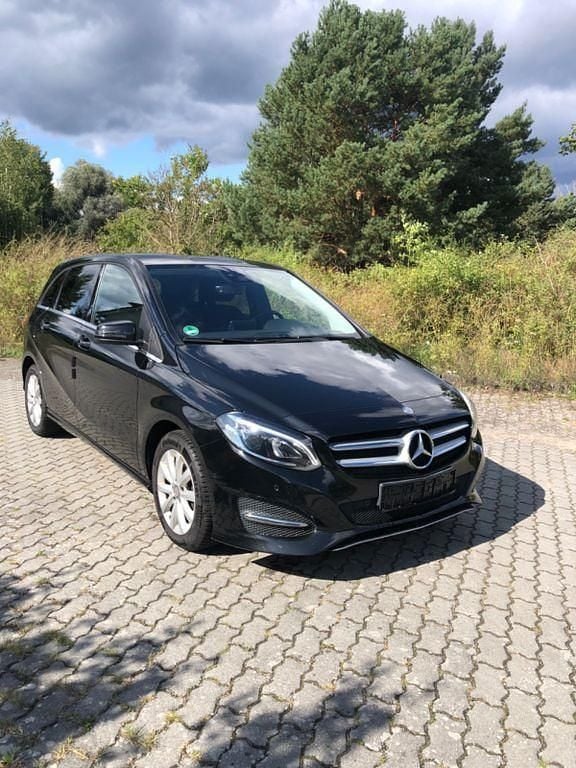 Schwarz Gebraucht 2015 Mercedes B200 Van / Kleinbus | 11.990 € (Fairer Preis) - Bild 1/4