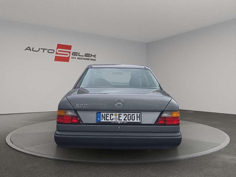 Gebraucht Mercedes E200 105 PS (77 kW) 1988 Blau Limousine