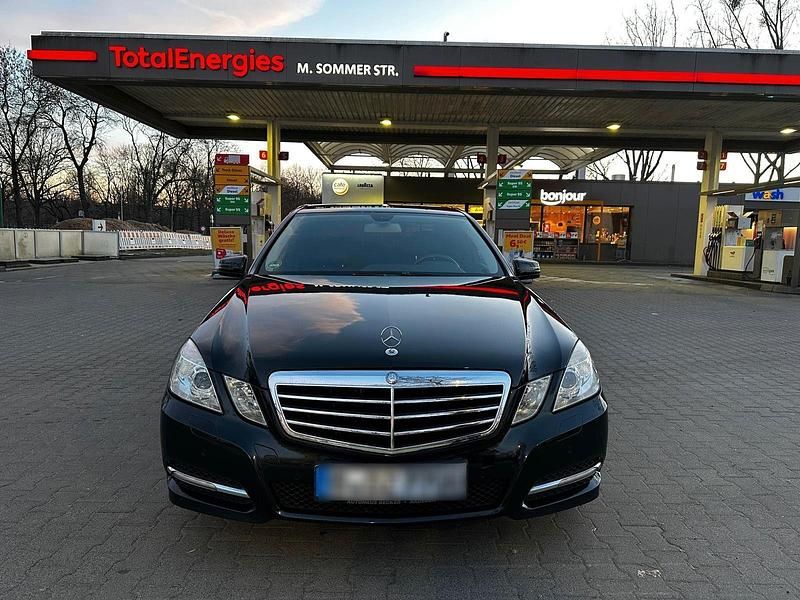 Gebraucht Mercedes E200 Avantgarde 136 PS (100 kW) 2012 Schwarz Limousine
