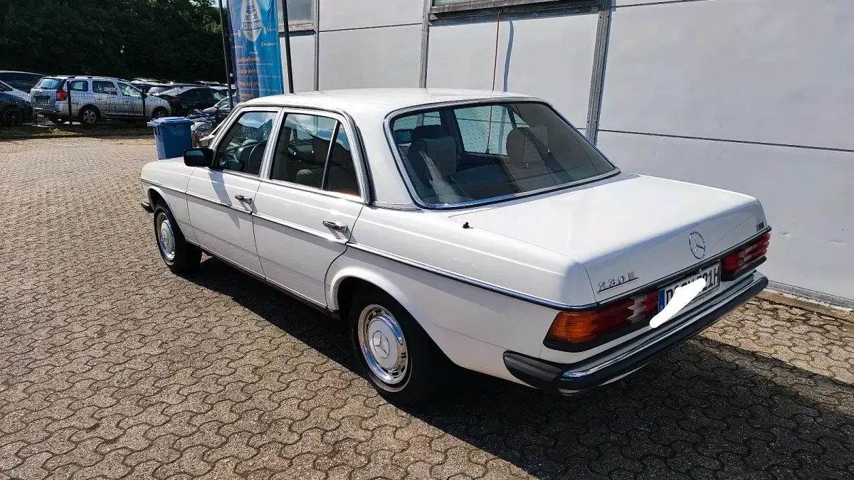 Gebraucht Mercedes E230 136 PS (100 kW) 1984 Weiß Limousine