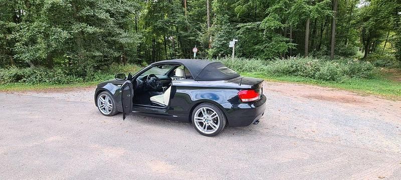 Schwarz Gebraucht 2011 BMW 123 Cabriolet M Sport Cabrio | 14.200 € (Teuer) - Bild 1/4