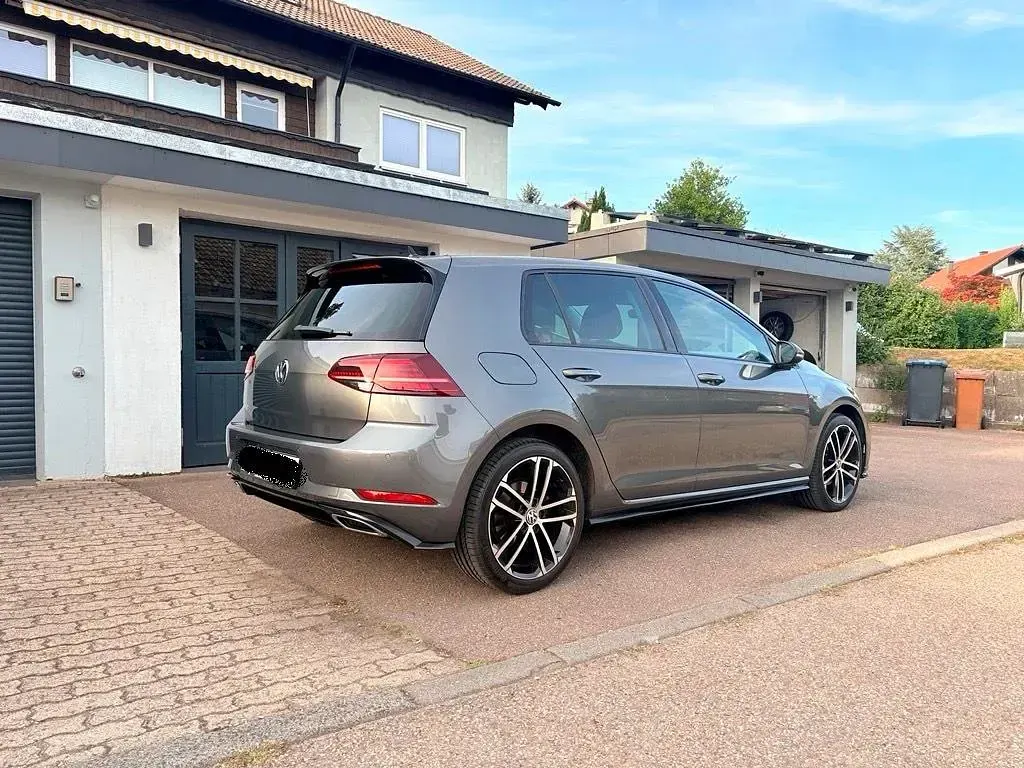 Gebraucht VW Golf VII Highline 150 PS (110 kW) 2018 Grau Limousine