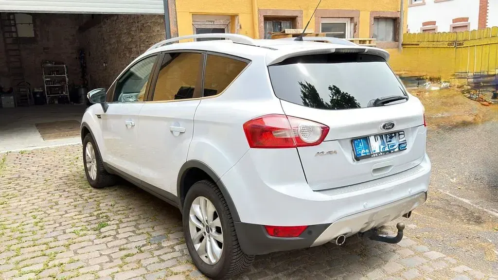 Gebraucht Ford Kuga Individual 140 PS (102 kW) 2011 Weiß SUV