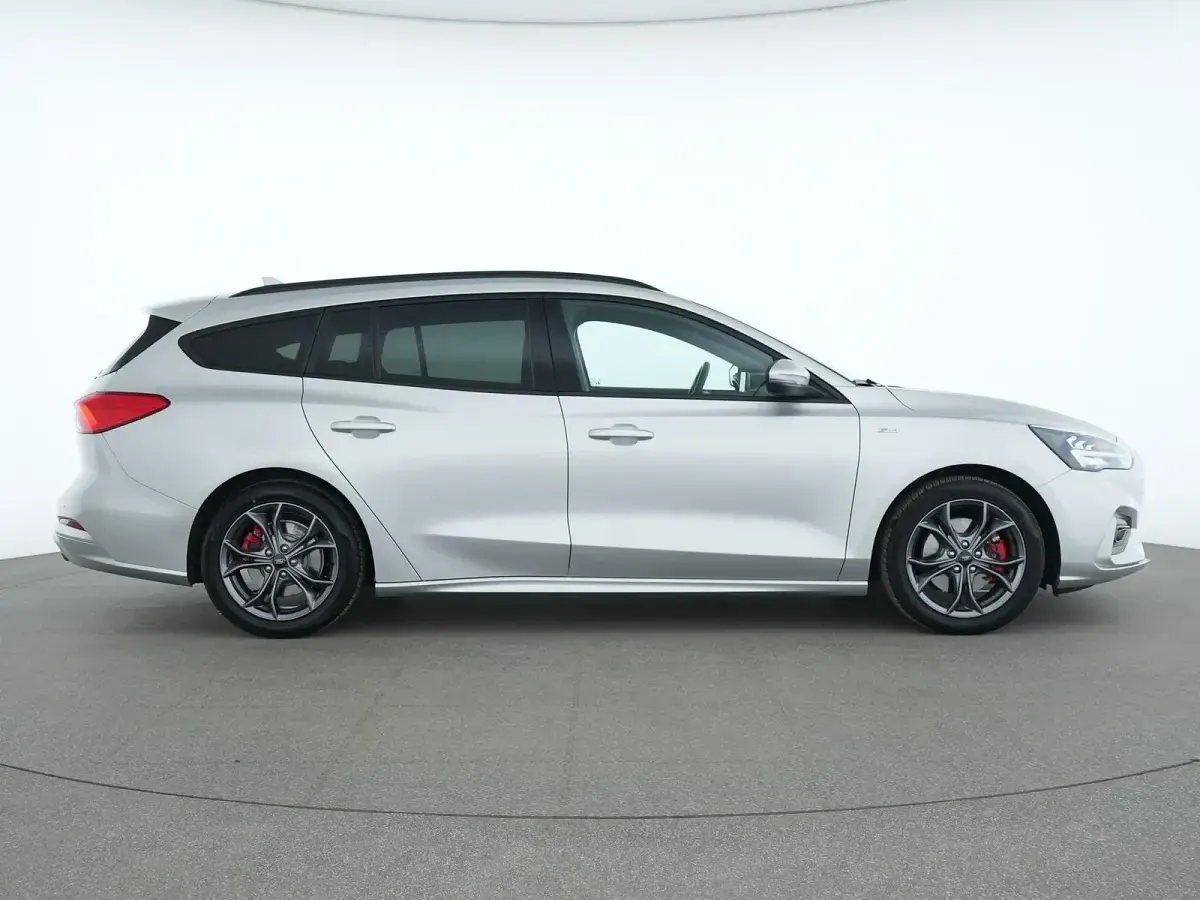 Gebraucht Ford Focus ST-Line 125 PS (91 kW) 2021 Polar silber Limousine