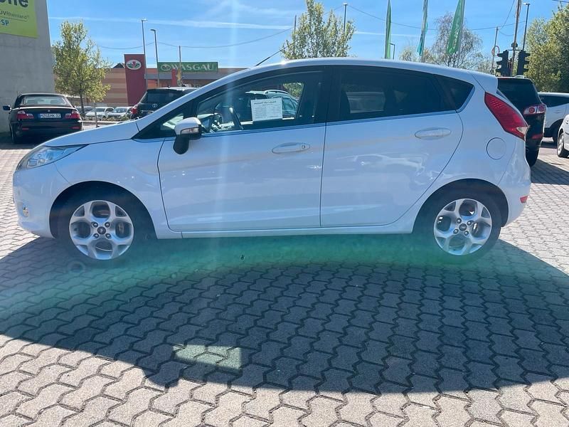 Używany Ford Fiesta Titanium 82 KM (60 kW) 2010 Biały Hatchback