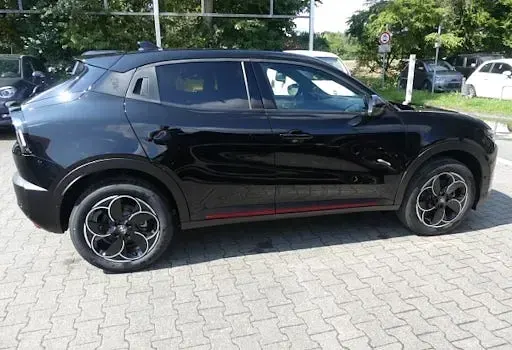 Uusi Alfa Romeo Junior 145 HP (106 kW) 2025 Musta Katumaasturi