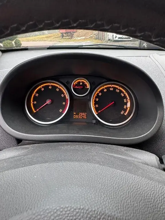 Używany Opel Corsa Innovation 87 KM (63 kW) 2011 Biały Hatchback