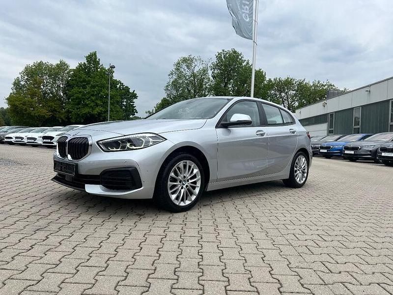 Gebraucht BMW 118 Advantage 150 PS (110 kW) 2021 Glaciersilber (metallic) Kleinwagen
