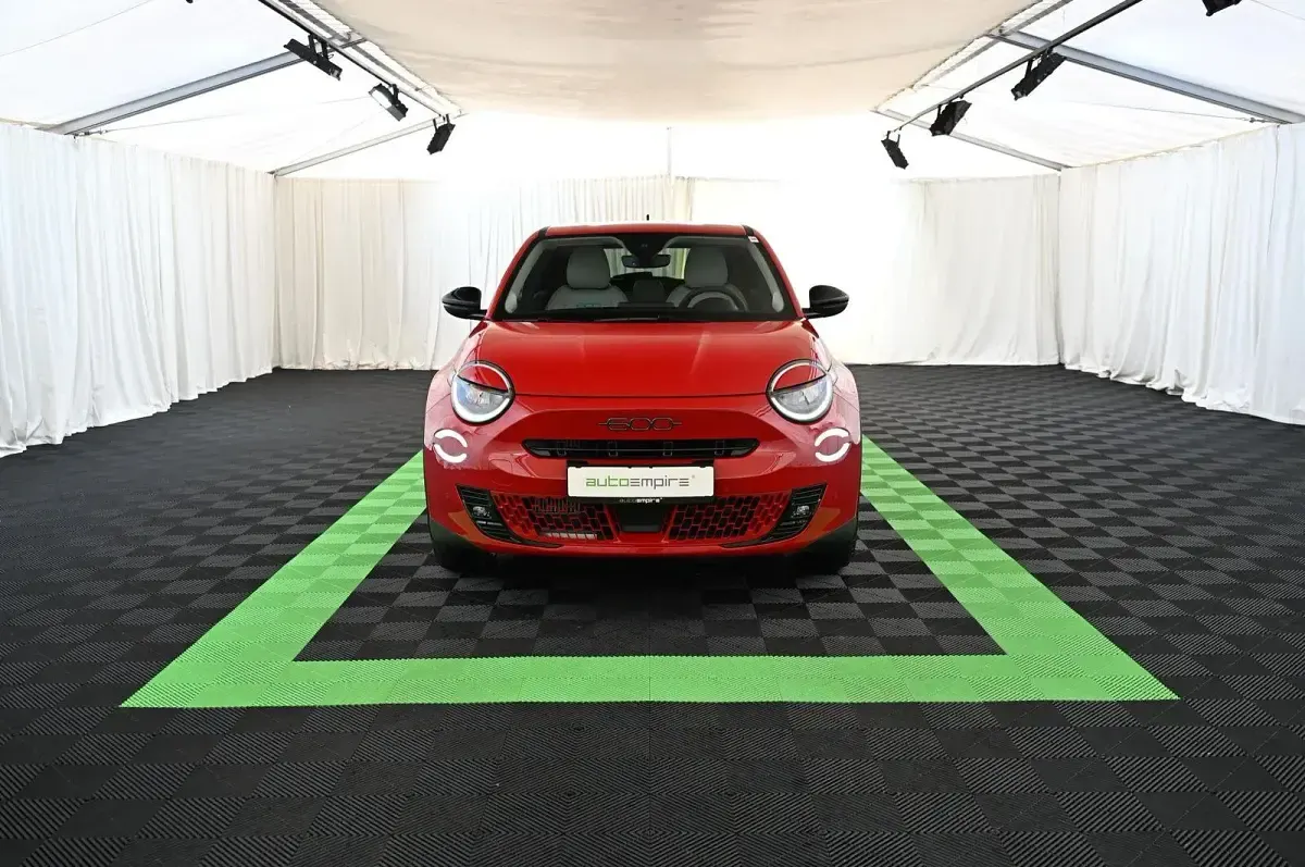 Gebraucht Fiat 600 La Prima 101 PS (74 kW) 2025 Rot SUV