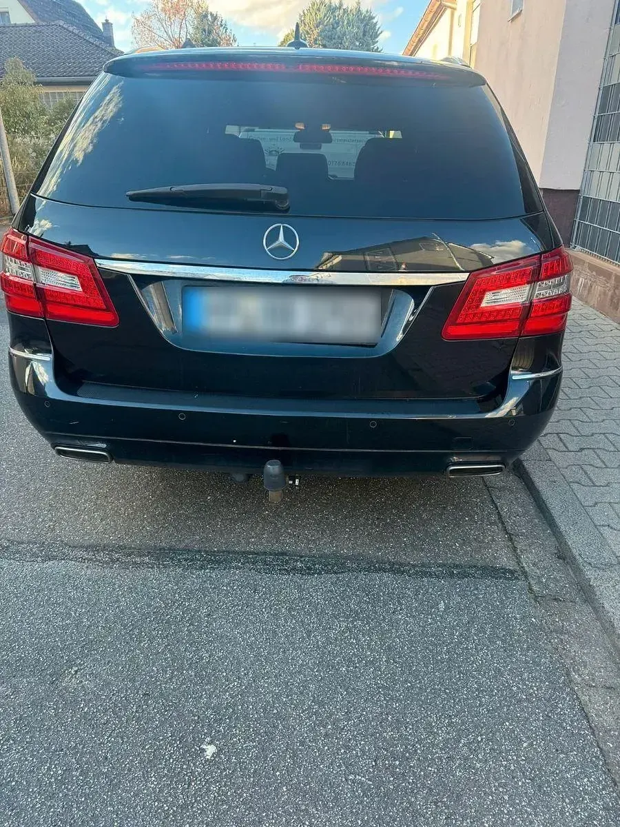 Gebraucht Mercedes E220 Avantgarde 170 PS (125 kW) 2011 Schwarz Limousine