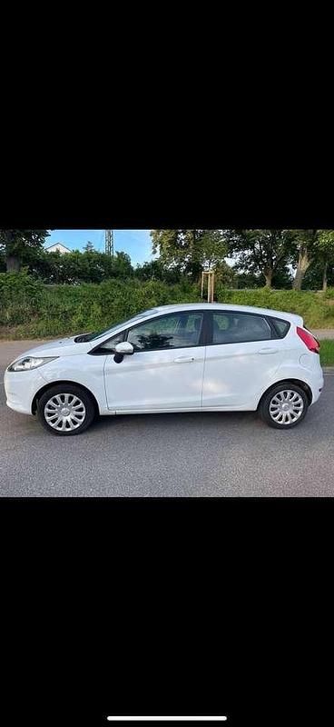 Gebraucht Ford Fiesta Ambiente 60 PS (44 kW) 2009 Weiß Kleinwagen