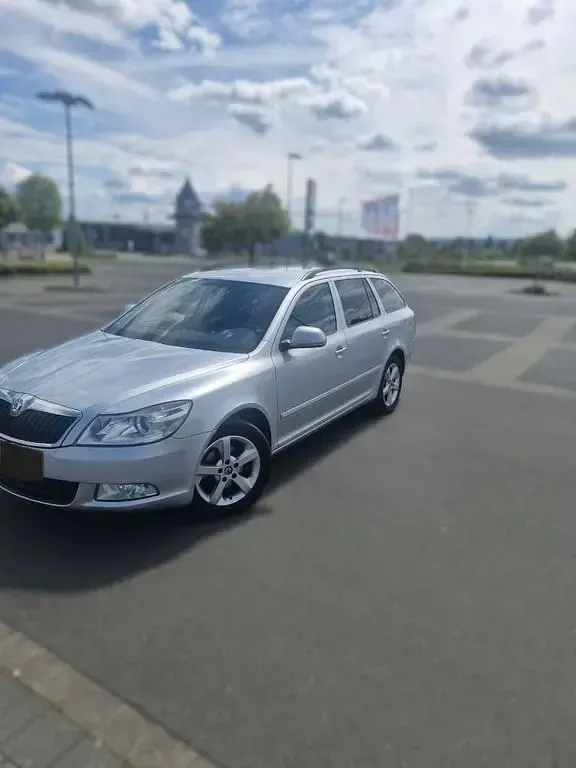 Gebraucht Skoda Octavia Family 105 PS (77 kW) 2011 Grau Kombi