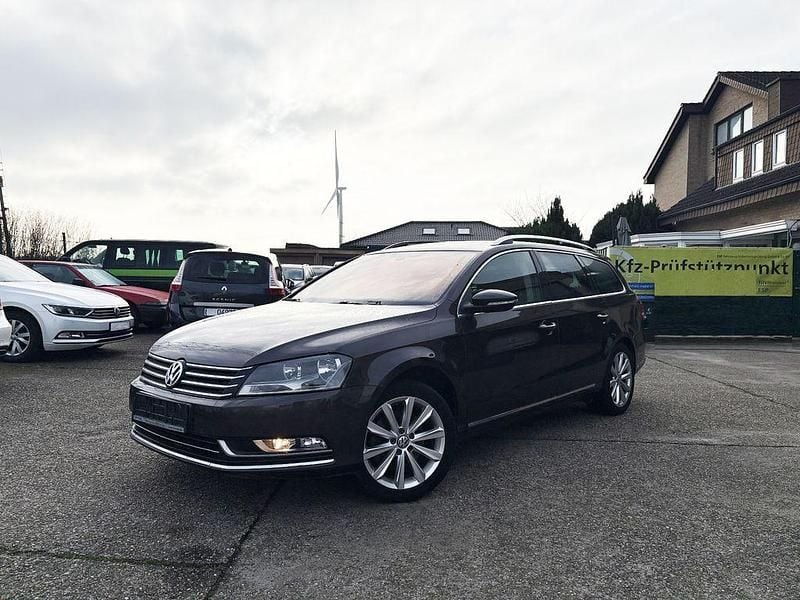 Schwarz Gebraucht 2013 VW Passat Highline Kombi | 5.990 € (Guter Preis) - Bild 1/4
