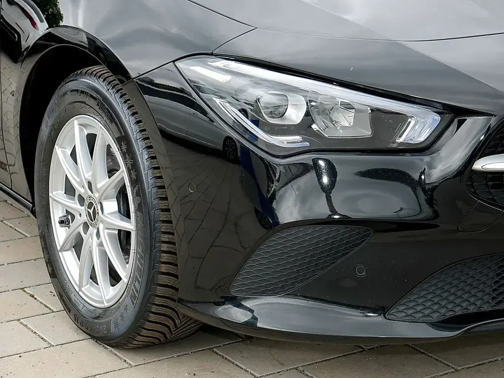 Gebraucht Mercedes CLA200 Shooting Brake 150 PS (110 kW) 2023 Schwarz Kombi