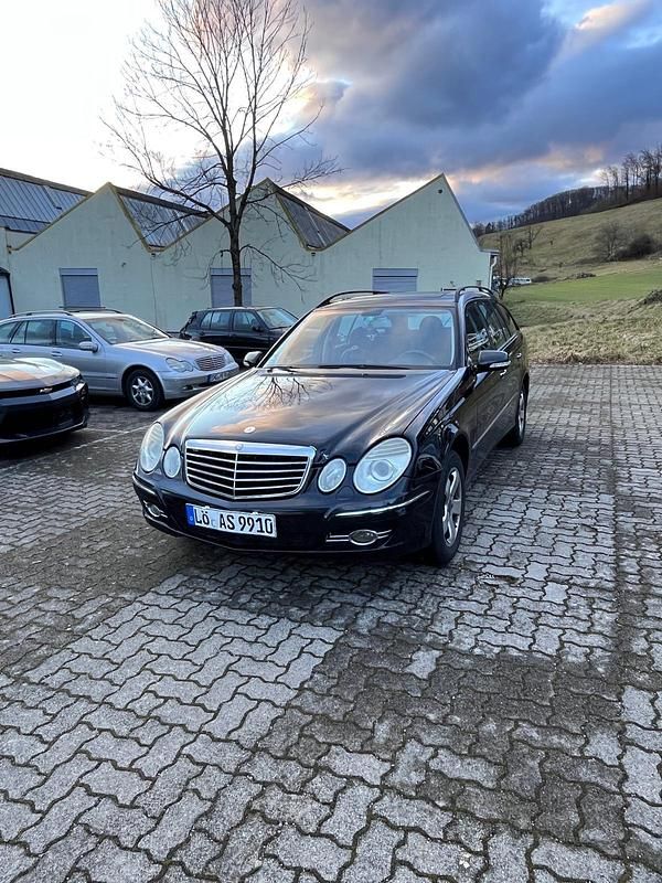 Schwarz Gebraucht 2009 Mercedes E220 Avantgarde Kombi | 4.750 € (Superpreis) - Bild 1/4