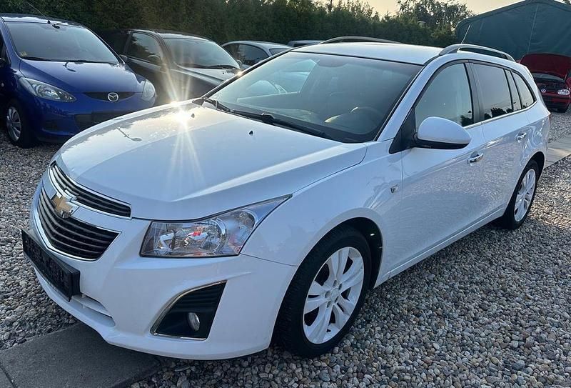 Weiß Gebraucht 2013 Chevrolet Cruze LTZ Kombi | 3.990 € (Fairer Preis) - Bild 1/4
