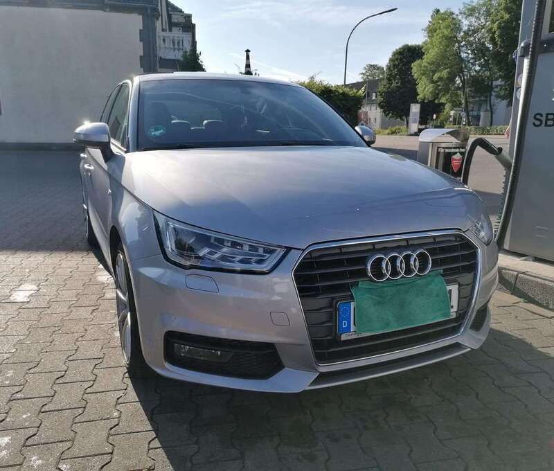 Silber Gebraucht 2015 Audi A1 Sportback Sport Kleinwagen | 15.500 € (Etwas zu teuer) - Bild 1/4