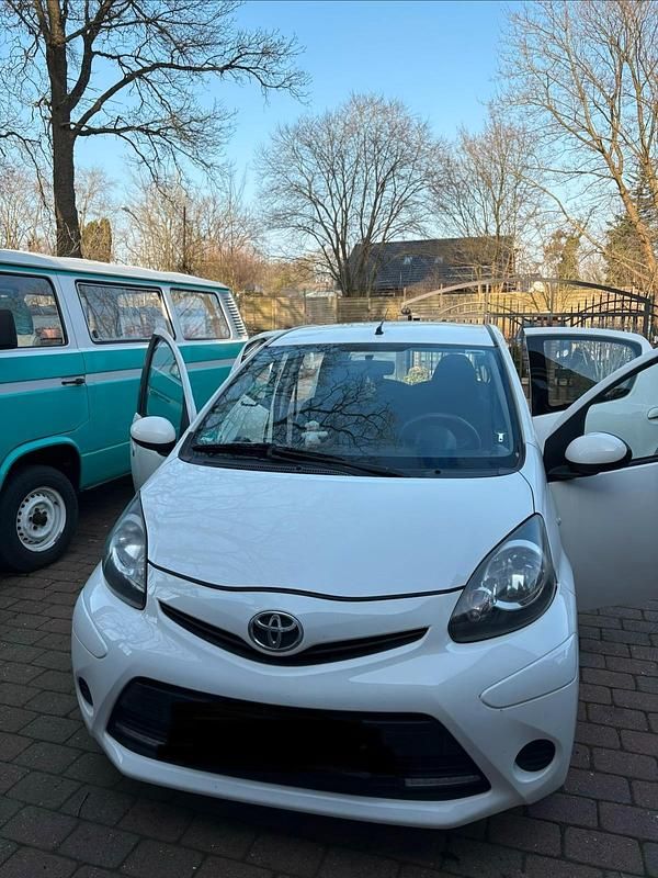 Gebraucht Toyota Aygo 68 PS (50 kW) 2012 Weiß Kleinwagen
