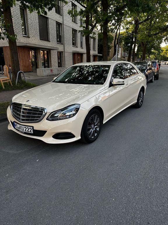 Beige Gebraucht 2016 Mercedes E220 Limousine | 15.400 € (Guter Preis) - Bild 1/4