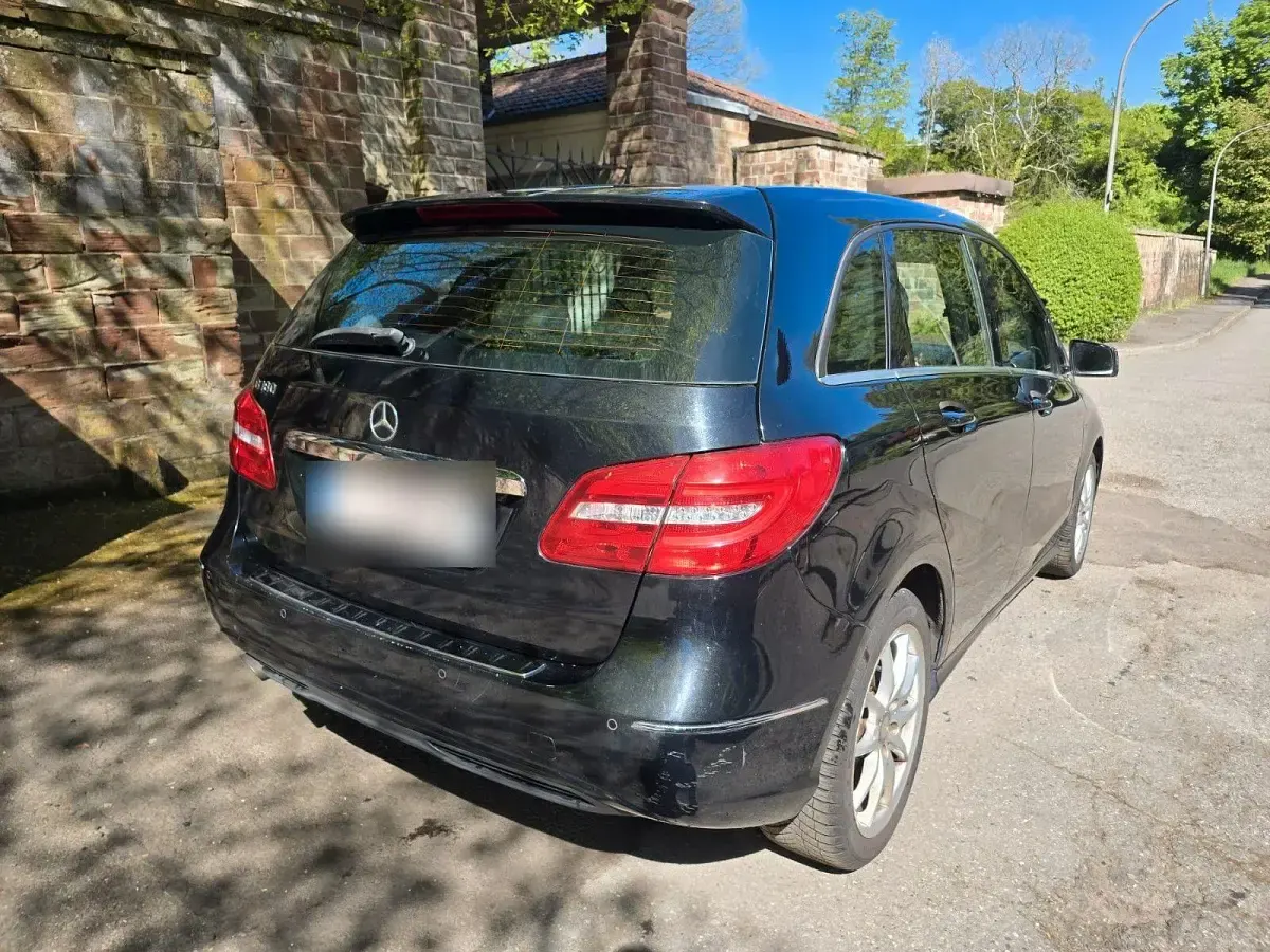 Gebraucht Mercedes B180 122 PS (89 kW) 2011 Schwarz Kleinwagen