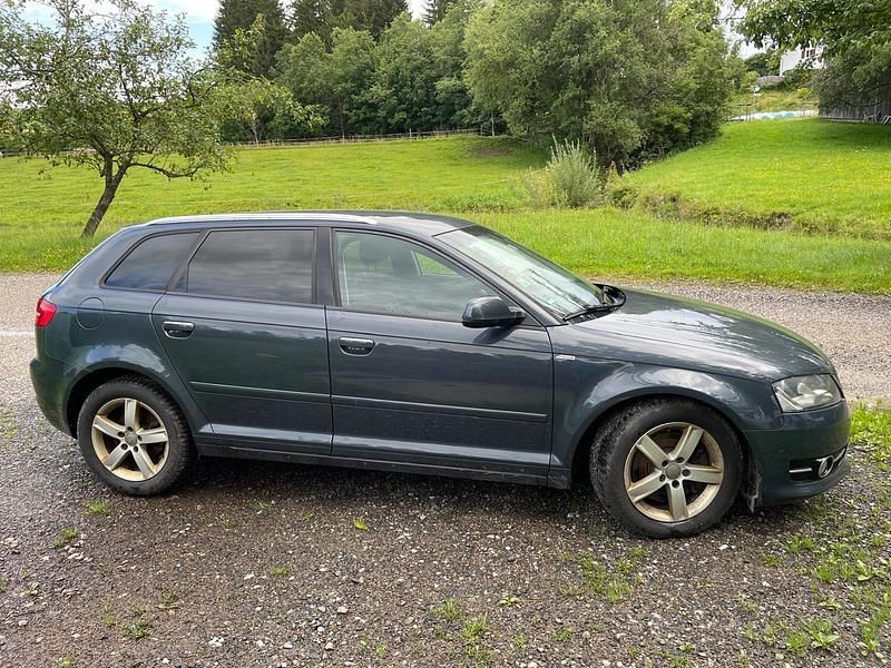 Grau Gebraucht 2012 Audi A3 Limousine | 6.950 € (Superpreis) - Bild 1/4