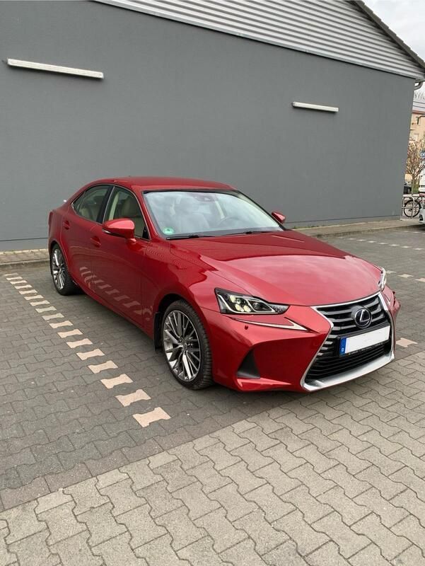 Rot Gebraucht 2017 Lexus IS300h Limousine | 25.700 € - Bild 1/4