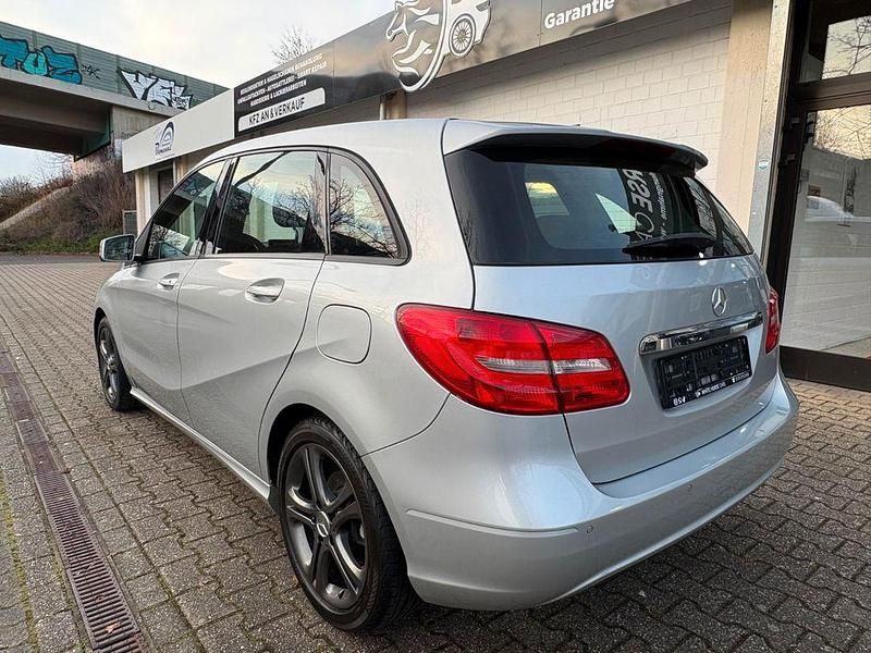 Gebraucht Mercedes B180 165 PS (121 kW) 2014 Silber Van / Kleinbus