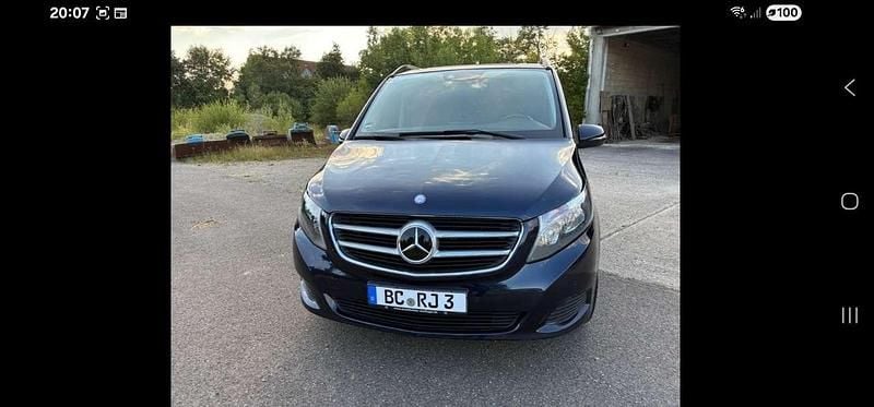 Blau Gebraucht 2017 Mercedes V220 Van / Kleinbus | 33.100 € (Fairer Preis) - Bild 1/4