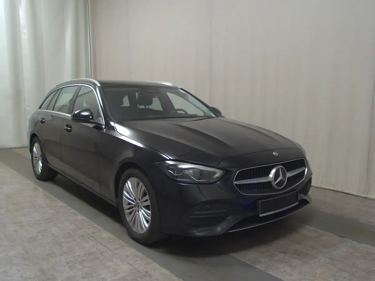 Gebraucht Mercedes C200 Avantgarde 163 PS (119 kW) 2023 Schwarz Kombi