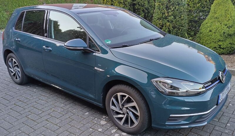 Grün Gebraucht 2018 VW Golf VII Sound Limousine | 12.900 € (Fairer Preis) - Bild 1/4