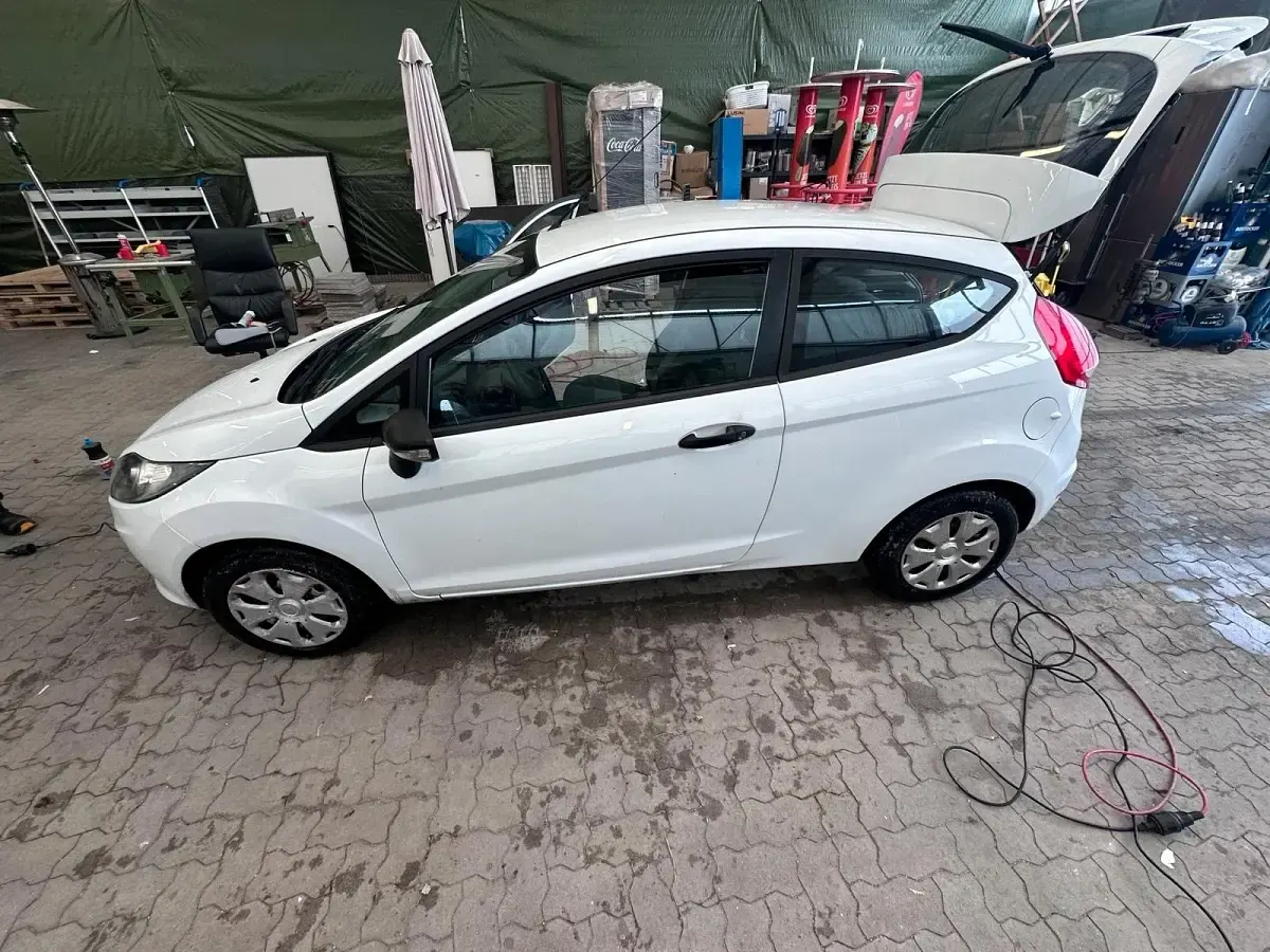 Gebraucht Ford Fiesta 60 PS (44 kW) 2012 Weiß Coupé