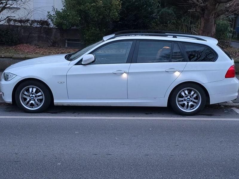 Weiß Gebraucht 2009 BMW 318 Sport Line Kombi | 3.000 € (Superpreis) - Bild 1/4