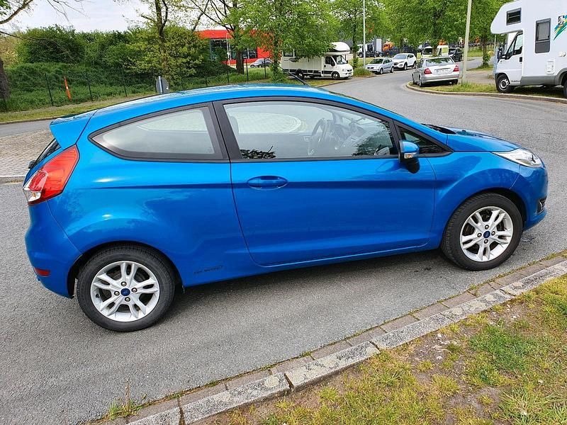 Blau Gebraucht 2016 Ford Fiesta Titanium Kleinwagen | 5.700 € (Fairer Preis) - Bild 1/4