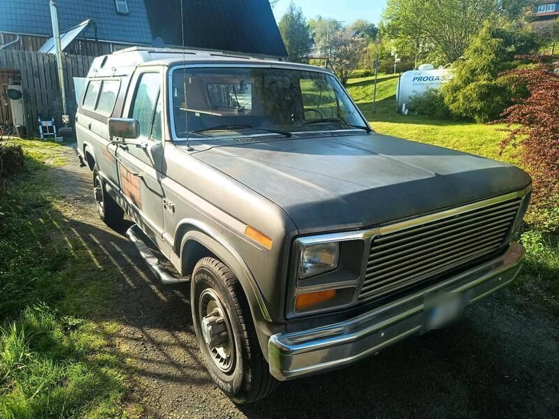 Grau Gebraucht 1986 Ford F250 SUV | 15.499 € - Bild 1/4