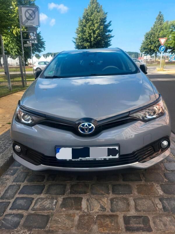 Grau Gebraucht 2017 Toyota Auris Hybrid Team Limousine | 12.990 € (Fairer Preis) - Bild 1/4
