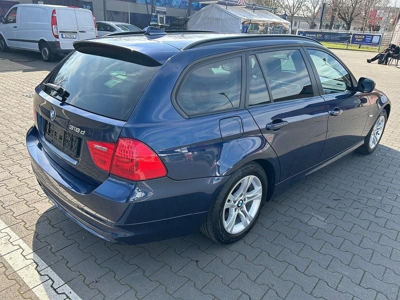 Gebraucht BMW 318 143 PS (105 kW) 2011 Blau Kombi
