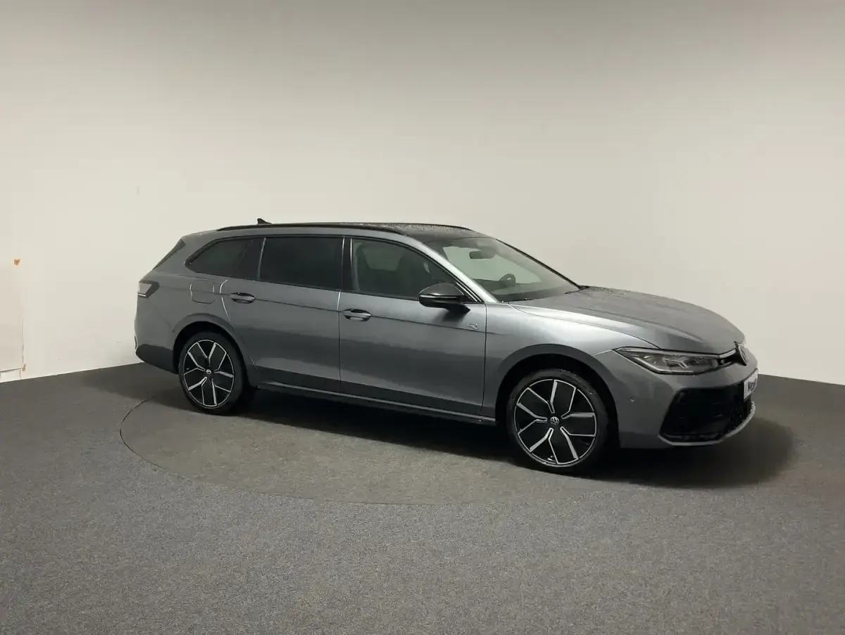 Neu VW Passat R-line 177 PS (130 kW) 2025 Schwarz Kombi