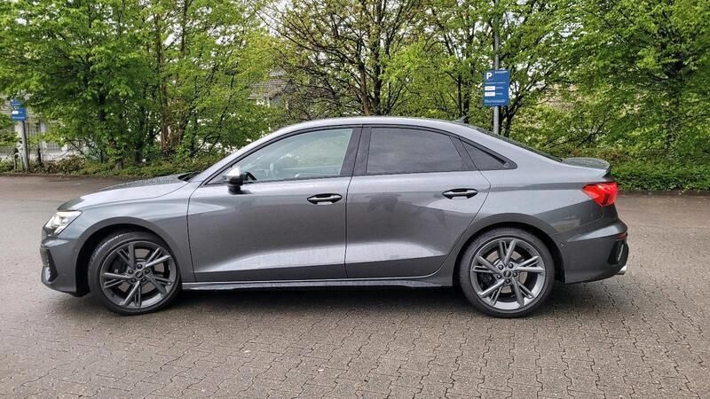 Grau Gebraucht 2023 Audi S3 Ambiente Limousine | 46.500 € (Teuer) - Bild 1/4