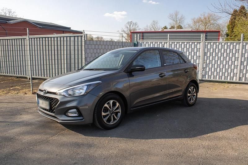 Gebraucht Hyundai i20 100 PS (73 kW) 2020 Grau Kleinwagen