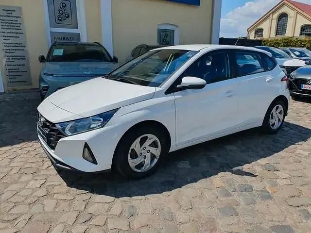 Gebraucht Hyundai i20 Select 84 PS (61 kW) 2022 Weiß Kleinwagen