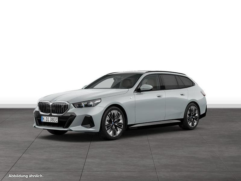Brooklyn grau metallic Gebraucht 2024 BMW i5 Comfort Edition Limousine | 66.644 € - Bild 1/4