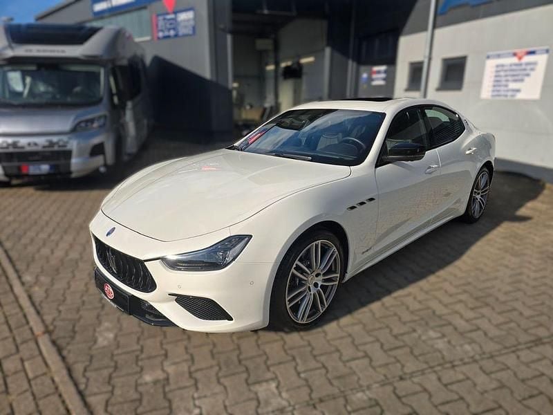 Weiß Gebraucht 2021 Maserati Ghibli Coupé | 61.990 € (Fairer Preis) - Bild 1/4