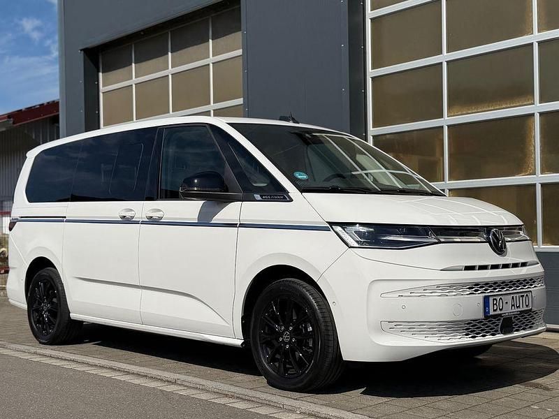 Second-hand VW Multivan Style 150 CP (110 kW) 2024 Alb Monovolum