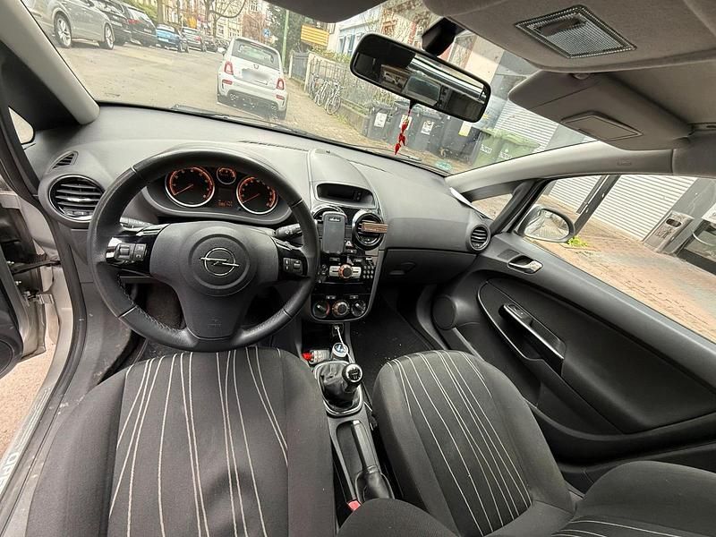 Gebraucht Opel Corsa 86 PS (63 kW) 2010 Silber Kleinwagen