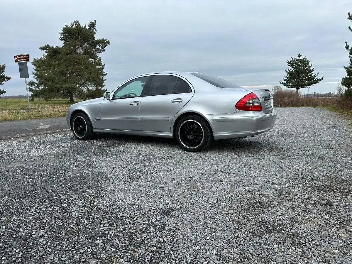 Używany Mercedes E500 Elegance 387 KM (284 kW) 2006 Srebrny Sedan/Limuzyna